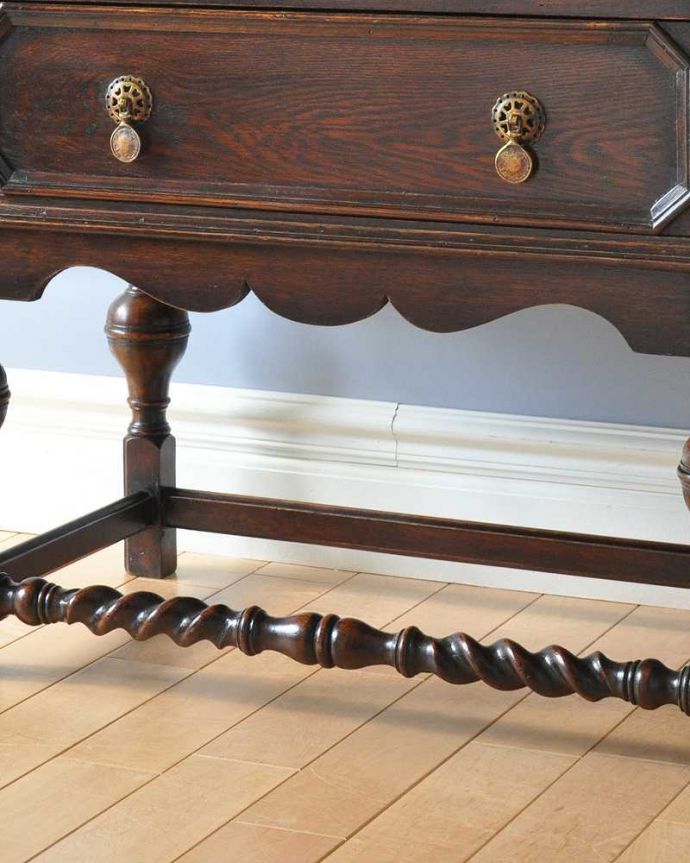 ビューロー アンティーク家具 珍しいロンデルガラスが使われたビューローブックケース、英国輸入のアンティーク収納家具。美しいツイストの装飾も見逃せません。(k-1463-f)