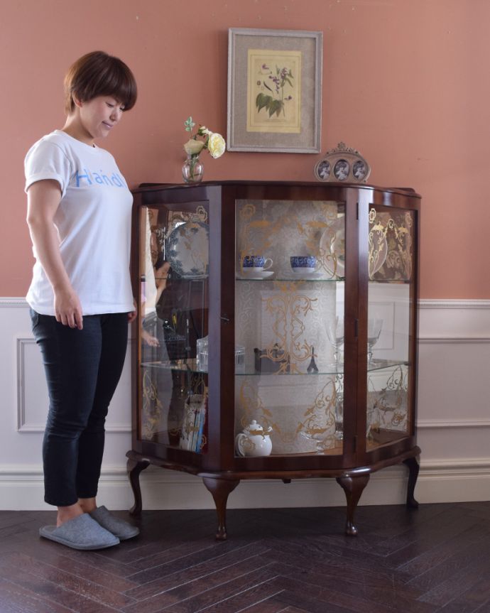 アンティークのキャビネット アンティーク家具 ウォルナット材のアンティーク家具、ガラスの装飾も美しいミラー付きガラスキャビネット。お気に入りの雑貨や食器を並べてみましょう。(k-1464-f)