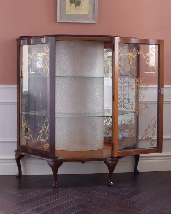 アンティークのキャビネット アンティーク家具 ウォルナット材のアンティーク家具、ガラスの装飾も美しいミラー付きガラスキャビネット。3段あります。(k-1464-f)