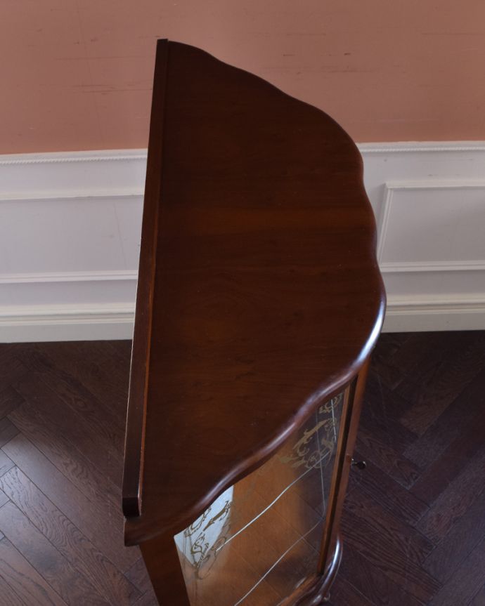 アンティークのキャビネット アンティーク家具 ウォルナット材のアンティーク家具、ガラスの装飾も美しいミラー付きガラスキャビネット。天板もピカピカにお直ししました。(k-1464-f)