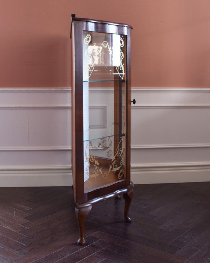 アンティークのキャビネット アンティーク家具 ウォルナット材のアンティーク家具、ガラスの装飾も美しいミラー付きガラスキャビネット。サイドもガラスなので、どこから見ても美しいです!しっかり作られているので、安心してお使いいただけます。(k-1464-f)
