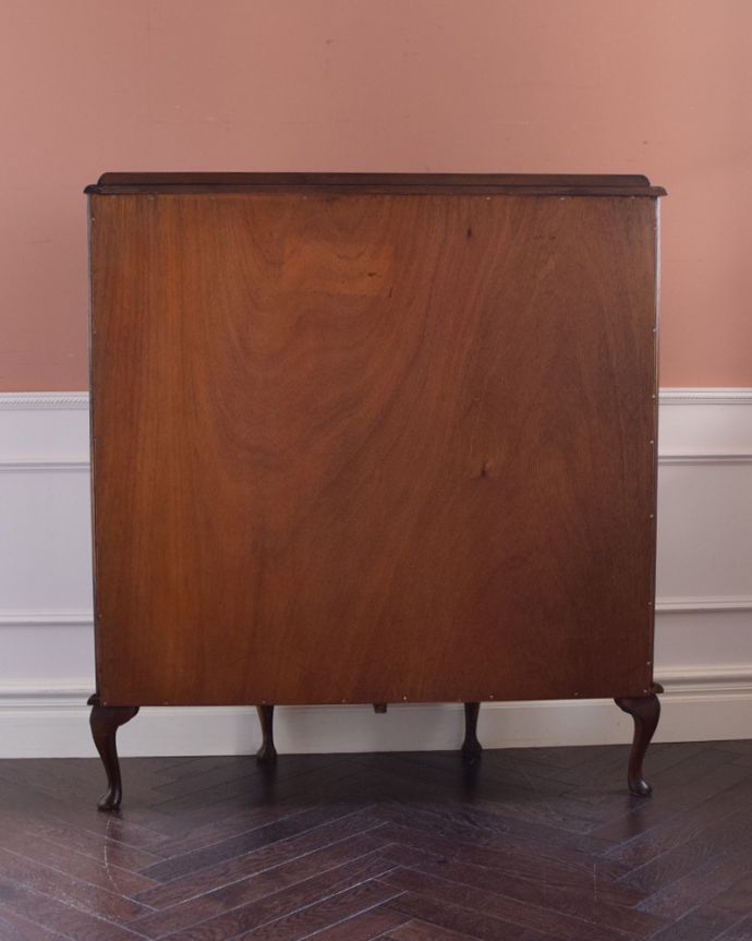 アンティークのキャビネット アンティーク家具 ウォルナット材のアンティーク家具、ガラスの装飾も美しいミラー付きガラスキャビネット。キチンとメンテナンスしてあるので、裏側もキレイです。(k-1464-f)