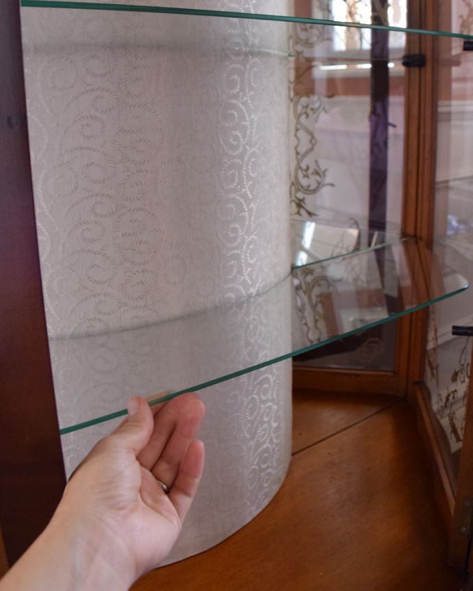 アンティークのキャビネット アンティーク家具 ウォルナット材のアンティーク家具、ガラスの装飾も美しいミラー付きガラスキャビネット。ガラスの棚板は可動です。(k-1464-f)