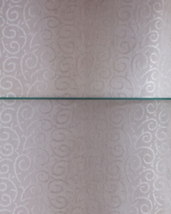 アンティークのキャビネット アンティーク家具 ウォルナット材のアンティーク家具、ガラスの装飾も美しいミラー付きガラスキャビネット。柄物の食器やお気に入りのアイテムが引き立つような生地になっています。(k-1464-f)