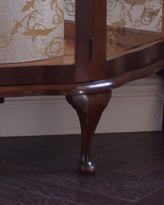 アンティークのキャビネット アンティーク家具 ウォルナット材のアンティーク家具、ガラスの装飾も美しいミラー付きガラスキャビネット。きちんと支えます。(k-1464-f)