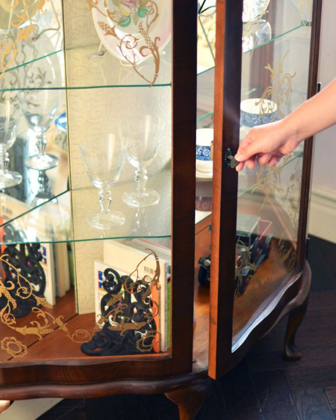 アンティークのキャビネット アンティーク家具 ウォルナット材のアンティーク家具、ガラスの装飾も美しいミラー付きガラスキャビネット。可愛らしいアンティークのカギをくるっと回して扉を開けます。(k-1464-f)