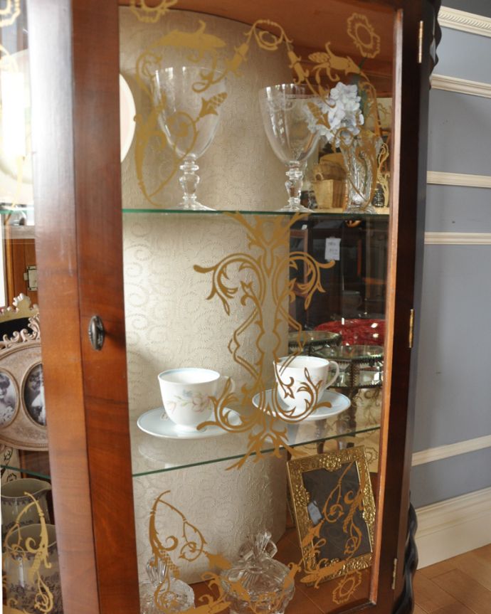 アンティークのキャビネット アンティーク家具 ウォルナット材のアンティーク家具、ガラスの装飾も美しいミラー付きガラスキャビネット。ガラスにはゴールドの高級感溢れる装飾がデザインされています。(k-1464-f)