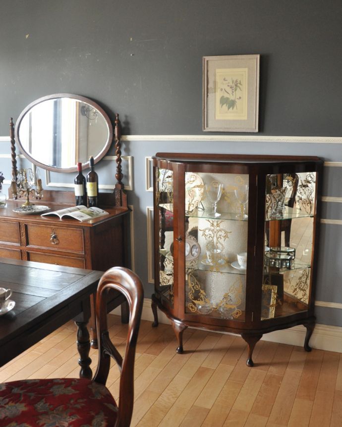 アンティークのキャビネット アンティーク家具 ウォルナット材のアンティーク家具、ガラスの装飾も美しいミラー付きガラスキャビネット。ミラーバックのキャビネットは、きらきら輝いて見えます。(k-1464-f)