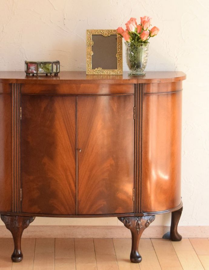 アンティークのキャビネット　アンティーク家具　優雅な曲線が美しい英国のアンティーク家具、マホガニー材のカップボード。品のあるマホガニー材の木目は、落ち着きがあって優しい印象を与えてくれます。(k-1465-f)