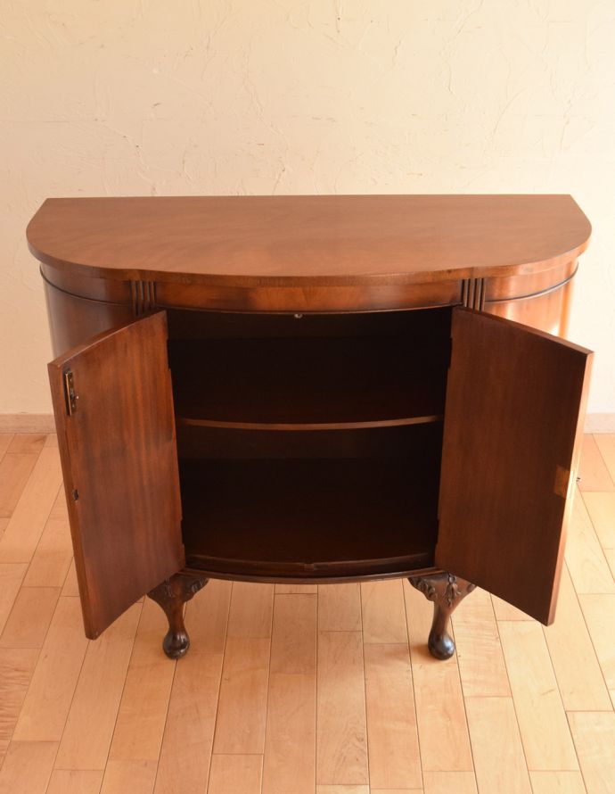 アンティークのキャビネット　アンティーク家具　優雅な曲線が美しい英国のアンティーク家具、マホガニー材のカップボード。DVDやCDも収納できます。(k-1465-f)