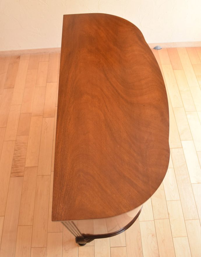 アンティークのキャビネット　アンティーク家具　優雅な曲線が美しい英国のアンティーク家具、マホガニー材のカップボード。天板もキレイな状態で仕上げてあります。(k-1465-f)