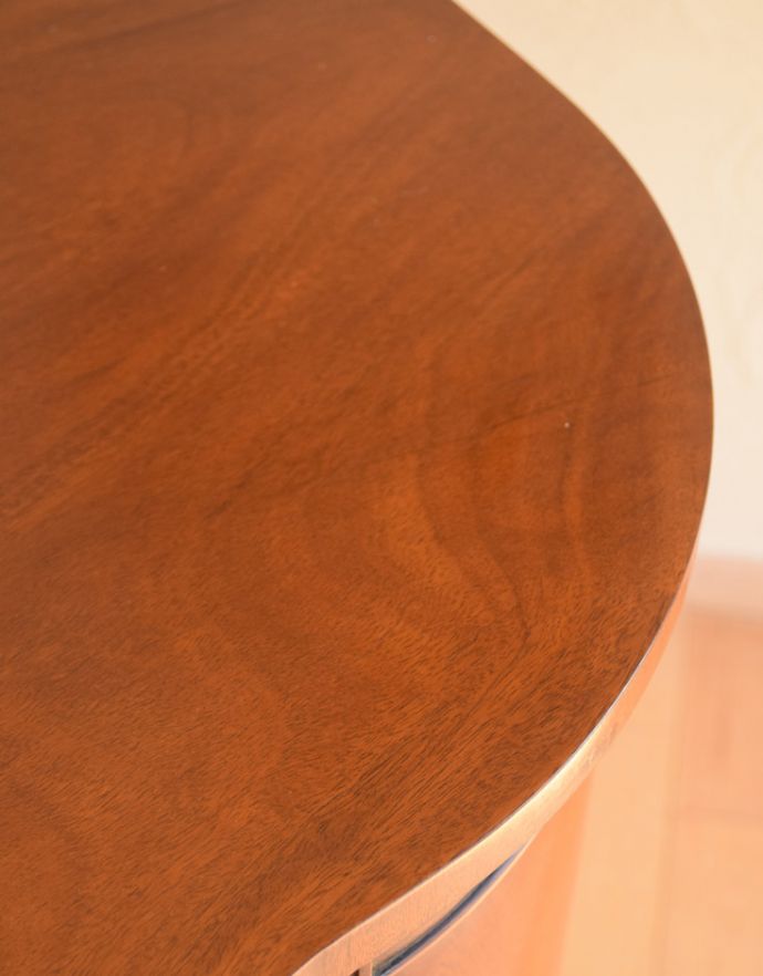 アンティークのキャビネット　アンティーク家具　優雅な曲線が美しい英国のアンティーク家具、マホガニー材のカップボード。丸みのある優しい天板。(k-1465-f)