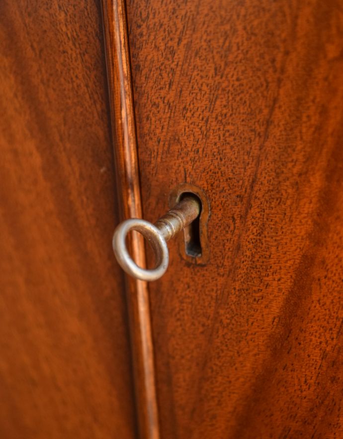 アンティークのキャビネット　アンティーク家具　優雅な曲線が美しい英国のアンティーク家具、マホガニー材のカップボード。鍵を引っ掛けて開閉してください。(k-1465-f)
