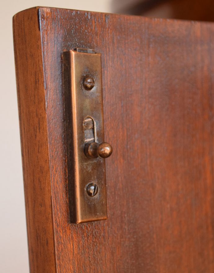 アンティークのキャビネット　アンティーク家具　優雅な曲線が美しい英国のアンティーク家具、マホガニー材のカップボード。扉を留めるためのストッパーも当時のものです。(k-1465-f)