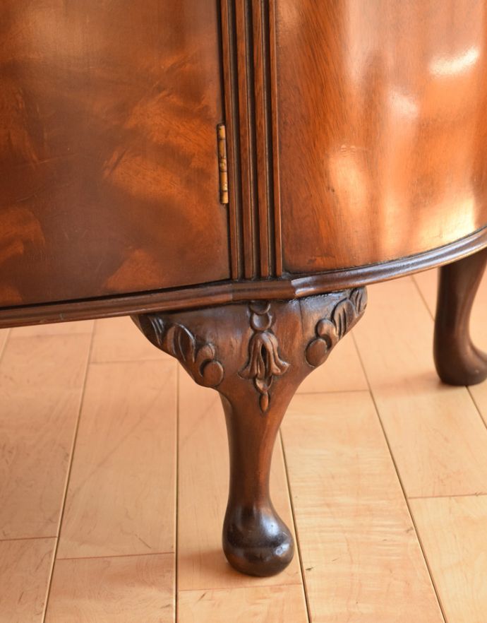 アンティークのキャビネット　アンティーク家具　優雅な曲線が美しい英国のアンティーク家具、マホガニー材のカップボード。しっかりとした安定感があります。(k-1465-f)