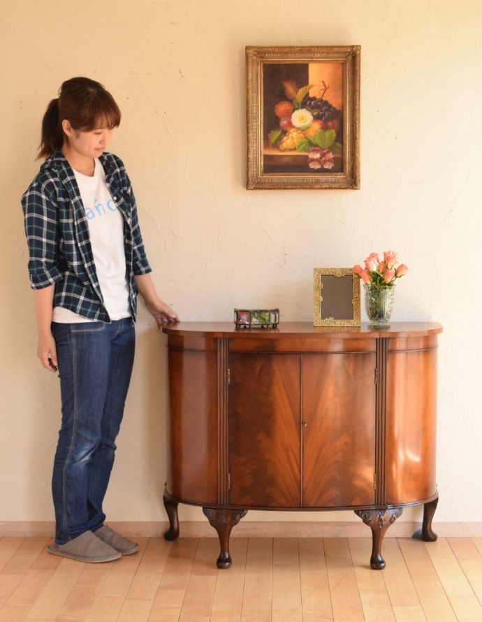 アンティークのキャビネット　アンティーク家具　優雅な曲線が美しい英国のアンティーク家具、マホガニー材のカップボード。リビングの電話台にいかがでしょう？家電を置いても雰囲気が崩れないところがさすがです。(k-1465-f)