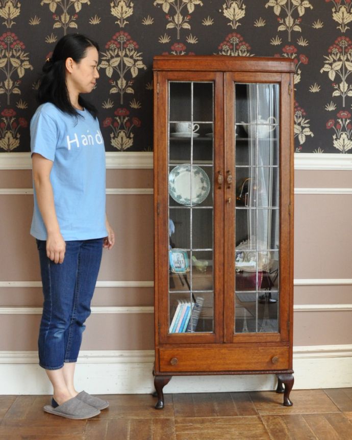 アンティークのキャビネット アンティーク家具 まるでステンドグラスの様なガラス扉が美しい、和室にも似合うアンティークの本棚。大きさはコレくらい。(k-1466-f)