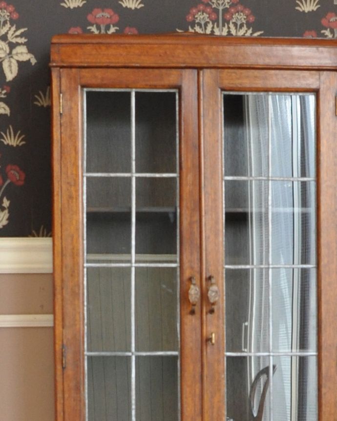 アンティークのキャビネット アンティーク家具 まるでステンドグラスの様なガラス扉が美しい、和室にも似合うアンティークの本棚。まるでステンドグラスのような扉のガラス「キャビネットにもれなくステンドグラスが付いてきた!」って思うくらい素敵なガラス。(k-1466-f)