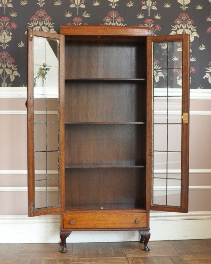 アンティークのキャビネット アンティーク家具 まるでステンドグラスの様なガラス扉が美しい、和室にも似合うアンティークの本棚。内側も茶色なので落ち着きがあってかっこいいです。(k-1466-f)