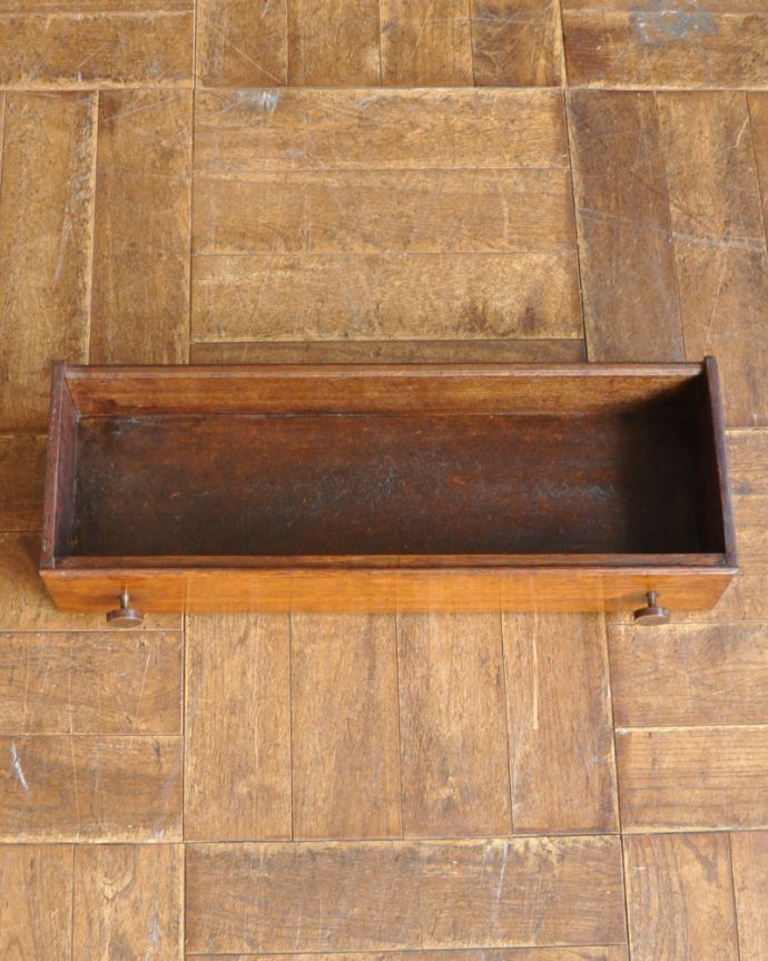 アンティークのキャビネット アンティーク家具 まるでステンドグラスの様なガラス扉が美しい、和室にも似合うアンティークの本棚。キチンとお直ししてあるので、すぐに物が入れられる状態でお届けします。(k-1466-f)