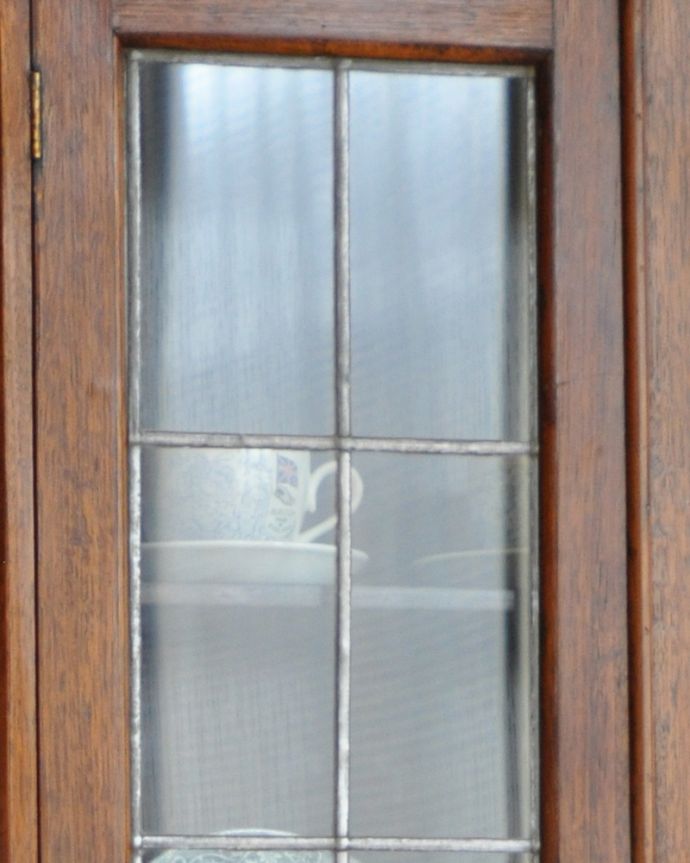 アンティークのキャビネット アンティーク家具 まるでステンドグラスの様なガラス扉が美しい、和室にも似合うアンティークの本棚。当時のままのガラスよく割れずに残っていてくれたな…って、見る度に嬉しくなっちゃう。(k-1466-f)