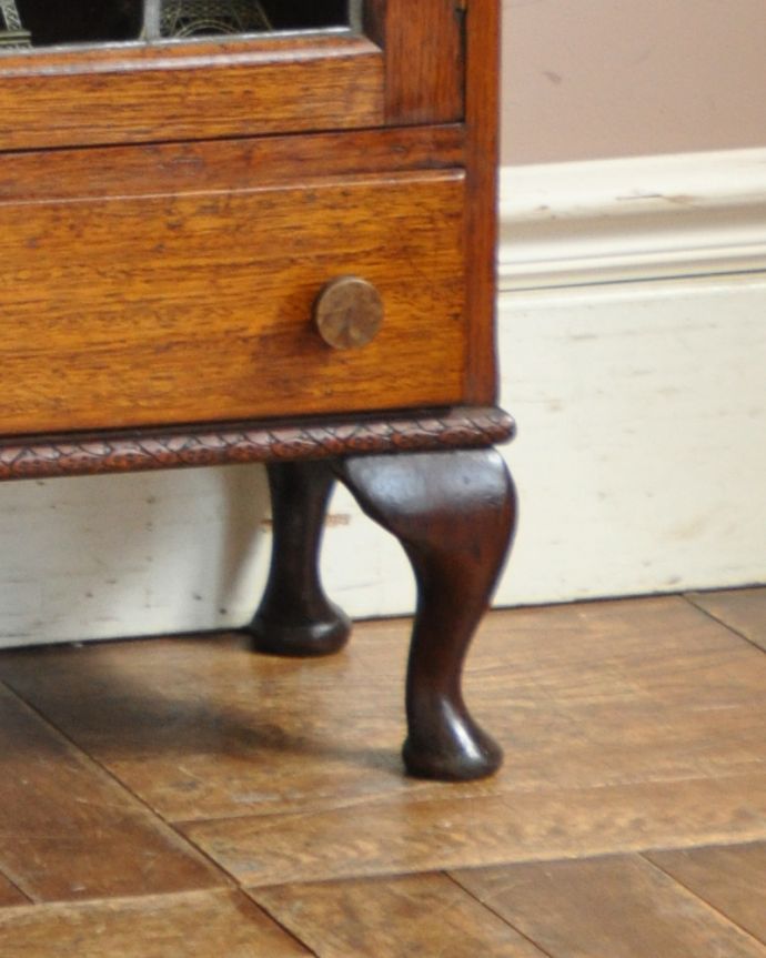 アンティークのキャビネット アンティーク家具 まるでステンドグラスの様なガラス扉が美しい、和室にも似合うアンティークの本棚。猫脚がしっかり支えますこのタイプにしてはめずらしい猫脚になっているんです。(k-1466-f)