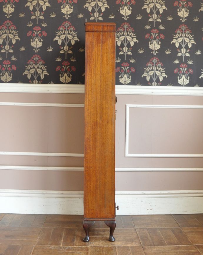 アンティークのキャビネット アンティーク家具 まるでステンドグラスの様なガラス扉が美しい、和室にも似合うアンティークの本棚。横から見ると、スレンダー!幅だけじゃなく奥行きも浅くてスリム。(k-1466-f)