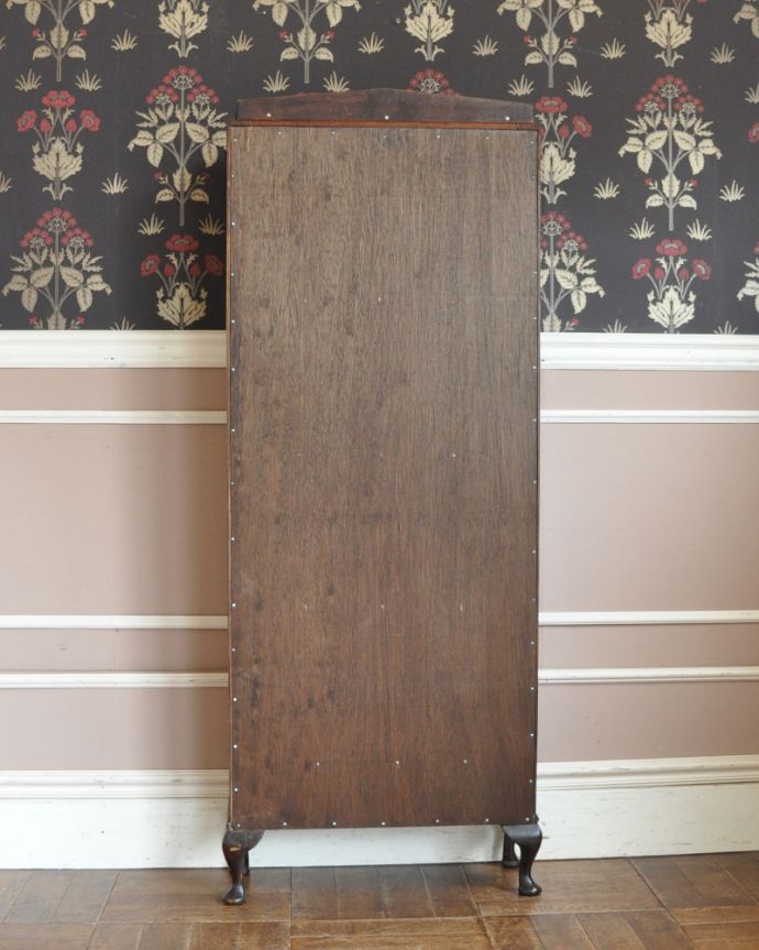 アンティークのキャビネット アンティーク家具 まるでステンドグラスの様なガラス扉が美しい、和室にも似合うアンティークの本棚。後ろ姿はこんな感じアンティークは新品ではないので、もちろん経年変化によるキズはありますが、専門の職人がキレイにお直しをしているので、後姿までキレイです。(k-1466-f)