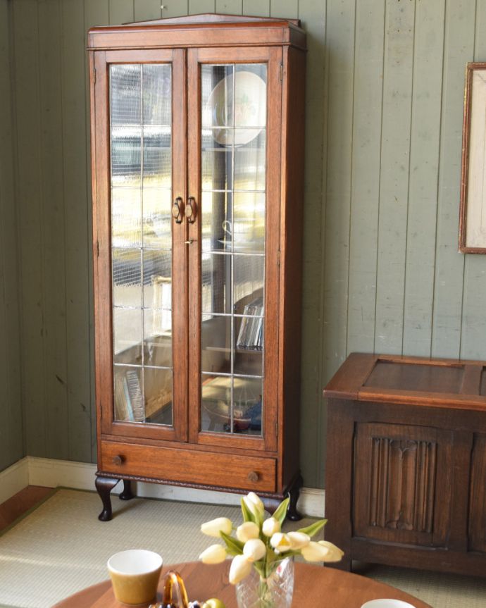 アンティークのキャビネット アンティーク家具 まるでステンドグラスの様なガラス扉が美しい、和室にも似合うアンティークの本棚。和室との相性もバツグンのステンドグラス扉この子みたいなタイプを和室に置くと「粋だな」って思っちゃう。(k-1466-f)
