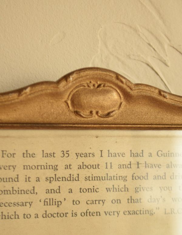 木の雑貨　アンティーク雑貨　イギリスで見つけたアンティーク雑貨、GUINNESS（ギネス）アートフレーム。上品な装飾のあるフレームです。(k-1468-z)