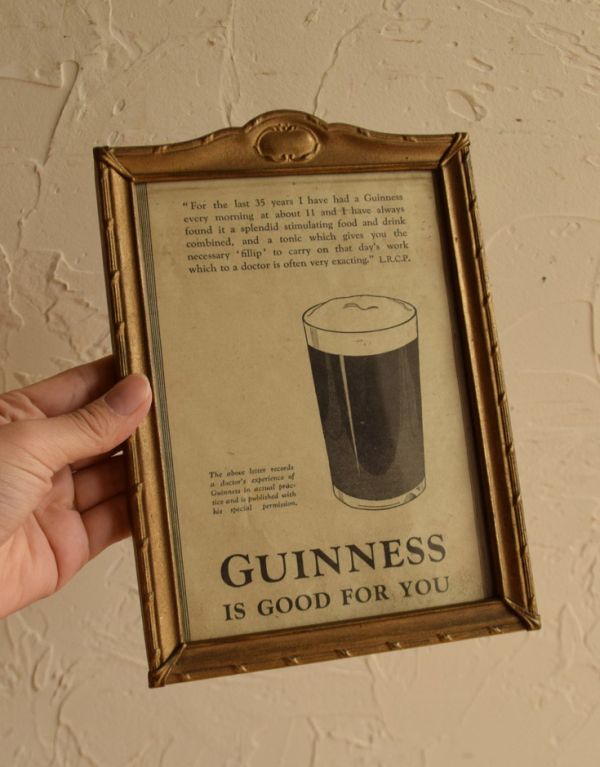 木の雑貨　アンティーク雑貨　イギリスで見つけたアンティーク雑貨、GUINNESS（ギネス）アートフレーム。ゴールドカラーのフレームとセットでお届けします。(k-1468-z)