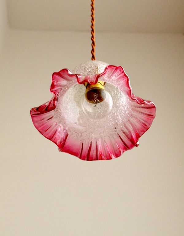 ラズベリーピンクのフリルガラスシェード、アンティークペンダント