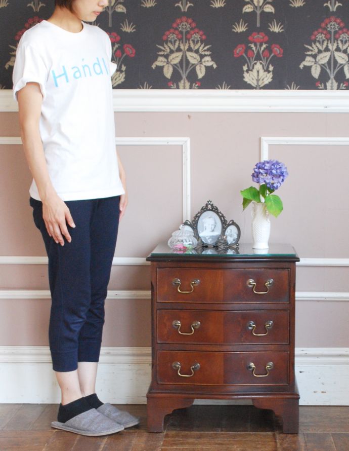 アンティークのチェスト アンティーク家具 高級感のあるマホガニー材のアンティーク家具、ガラス天板の英国チェスト。木目が美しく高級感があって女性らしい優しいシルエット。(k-1470-f)