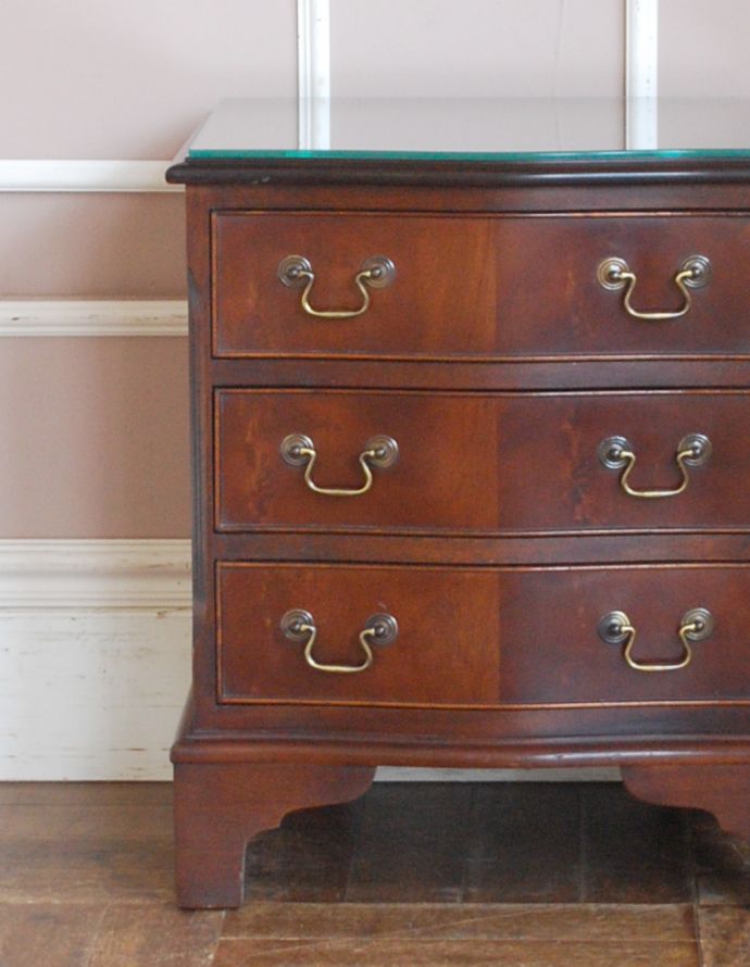 アンティークのチェスト アンティーク家具 高級感のあるマホガニー材のアンティーク家具、ガラス天板の英国チェスト。品のある色合いと木目です。(k-1470-f)