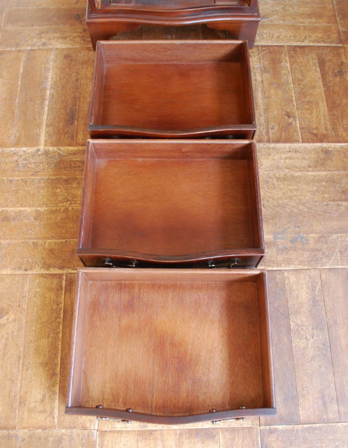 アンティークのチェスト アンティーク家具 高級感のあるマホガニー材のアンティーク家具、ガラス天板の英国チェスト。引き出しは3杯。(k-1470-f)