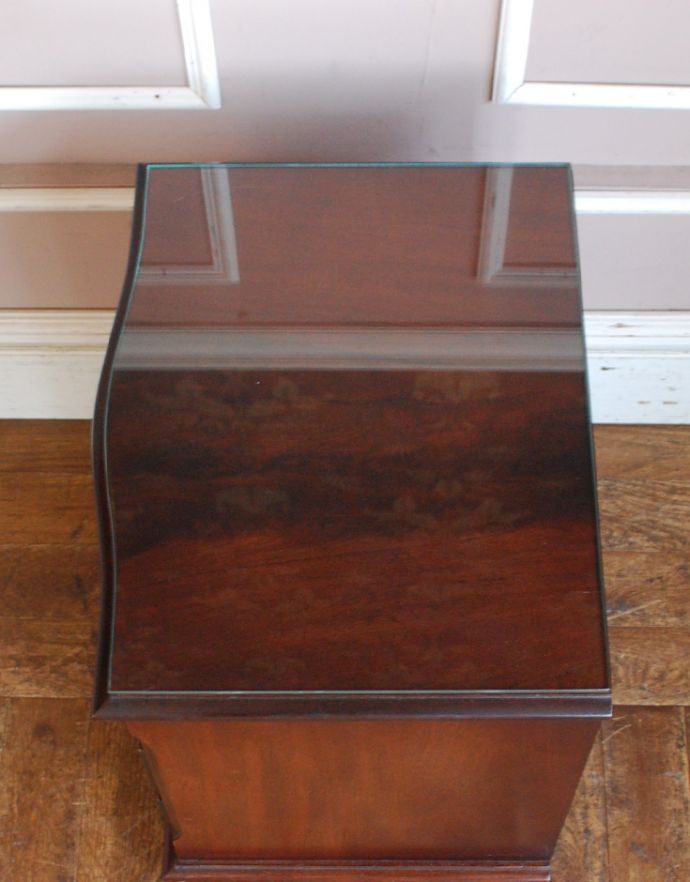 アンティークのチェスト アンティーク家具 高級感のあるマホガニー材のアンティーク家具、ガラス天板の英国チェスト。天板も木目がキレイです。(k-1470-f)