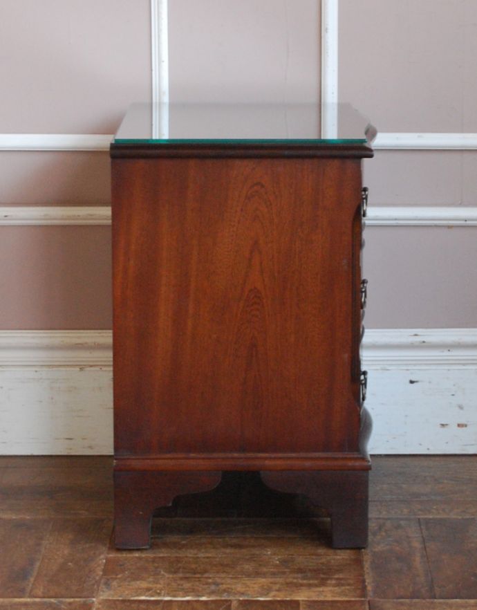 アンティークのチェスト アンティーク家具 高級感のあるマホガニー材のアンティーク家具、ガラス天板の英国チェスト。サイドから見ても木目が美しく絵になります。(k-1470-f)