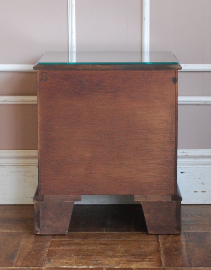 アンティークのチェスト アンティーク家具 高級感のあるマホガニー材のアンティーク家具、ガラス天板の英国チェスト。きちんとメンテナンスしてあるので、裏側もキレイです。(k-1470-f)