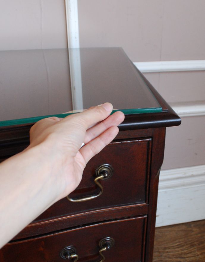 アンティークのチェスト アンティーク家具 高級感のあるマホガニー材のアンティーク家具、ガラス天板の英国チェスト。天板にはガラス板が乗っています。(k-1470-f)