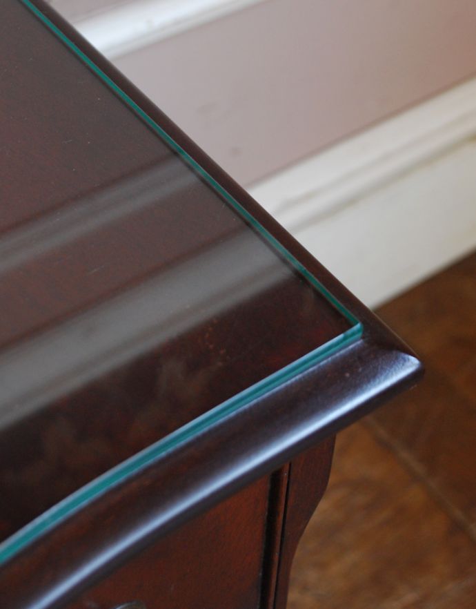 アンティークのチェスト アンティーク家具 高級感のあるマホガニー材のアンティーク家具、ガラス天板の英国チェスト。角も美しくカッティングされています。(k-1470-f)