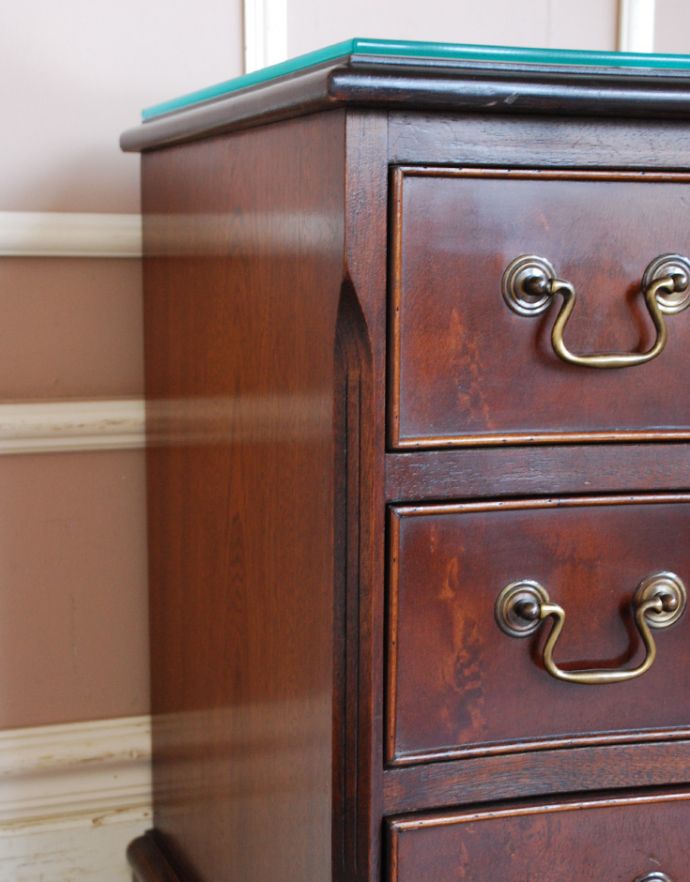 アンティークのチェスト アンティーク家具 高級感のあるマホガニー材のアンティーク家具、ガラス天板の英国チェスト。サイドにさりげなく入った彫がエレガントです。(k-1470-f)