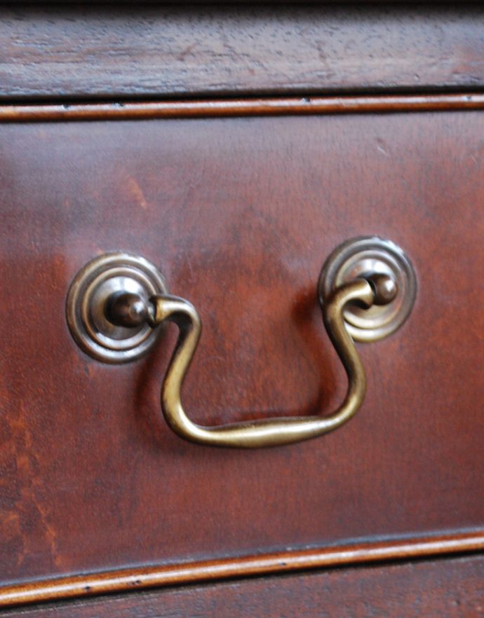アンティークのチェスト アンティーク家具 高級感のあるマホガニー材のアンティーク家具、ガラス天板の英国チェスト。ハンドル形のオシャレな取っ手です。(k-1470-f)