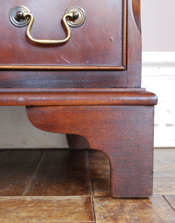 アンティークのチェスト アンティーク家具 高級感のあるマホガニー材のアンティーク家具、ガラス天板の英国チェスト。彫がキレイな脚です。(k-1470-f)