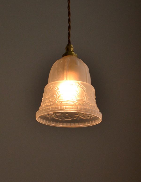 ペンダントライト　照明・ライティング　お花がデザインされた可愛らしいアンティークペンダントライト（コード・シャンデリア電球付き）。あたたかい光がお部屋を包み込みます。(k-1470-z)