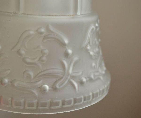 ペンダントライト　照明・ライティング　お花がデザインされた可愛らしいアンティークペンダントライト（コード・シャンデリア電球付き）。可愛らしいお花のデザインが付いています。(k-1470-z)