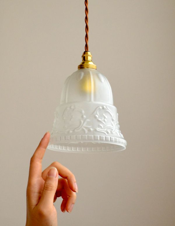 ペンダントライト　照明・ライティング　お花がデザインされた可愛らしいアンティークペンダントライト（コード・シャンデリア電球付き）。光を通すとなんとも言えないステキな雰囲気でお部屋を照らしてくれます。(k-1470-z)