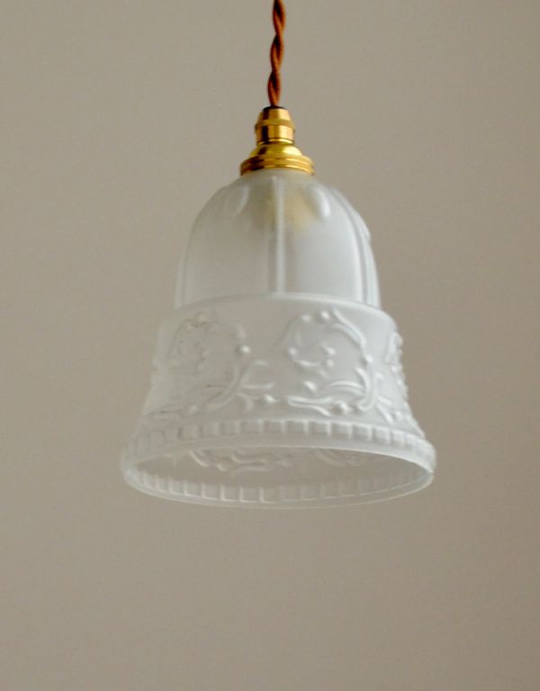 ペンダントライト　照明・ライティング　お花がデザインされた可愛らしいアンティークペンダントライト（コード・シャンデリア電球付き）。【 シェードのサイズ 】直径13×高さ13.5cmコードは50、80cm以外にも、ご希望の長さで加工してお届けします。(k-1470-z)