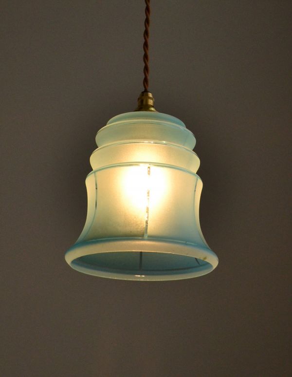 ペンダントライト 照明・ライティング ブルー色のガラスシェードを使ったアンティークペンダントライト(天井付け照明)。あたたかい光がお部屋を包み込みます。(k-1471-z)