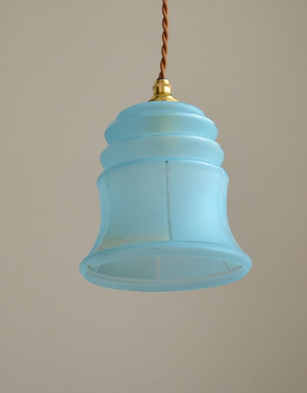 ペンダントライト 照明・ライティング ブルー色のガラスシェードを使ったアンティークペンダントライト(天井付け照明)。【 シェードのサイズ 】直径15×高さ15.5cmコードは50、80cm以外にも、ご希望の長さで加工してお届けします。(k-1471-z)