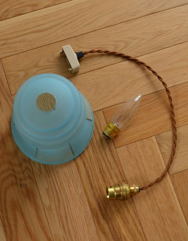 ペンダントライト 照明・ライティング ブルー色のガラスシェードを使ったアンティークペンダントライト(天井付け照明)。ガラスシェード、コード、電球1個をセットでお届けするので、届いてすぐに取り付けられます。(k-1471-z)